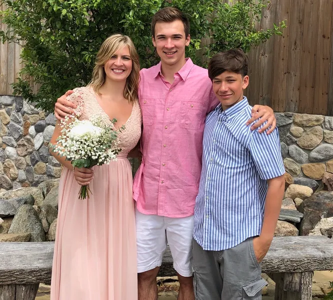 696ee14e0c742_zach-mago-sibs